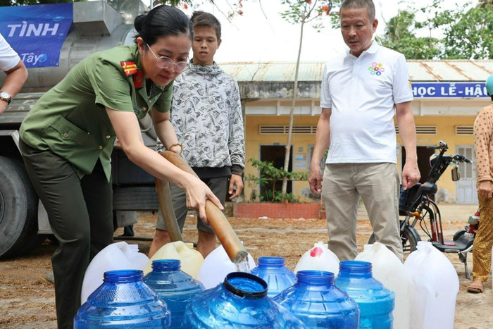 Tân Hiệp Phát mang những giọt nước nghĩa tình vượt hàng trăm cây số tiếp sức người dân miền Tây vượt qua hạn mặn. Tân Hiệp Phát mang những giọt nước nghĩa tình vượt hàng trăm cây số tiếp sức người dân miền Tây vượt qua hạn mặn.
