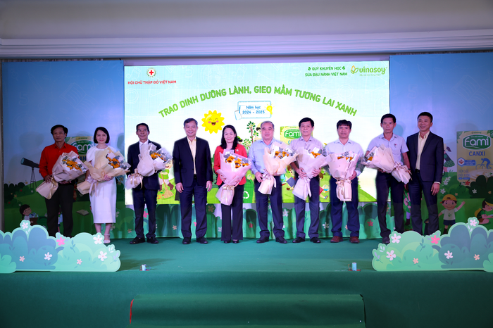 Quỹ Khuyến học sữa đậu nành Việt Nam và Vinasoy chính thức hợp tác với Trung ương Hội Chữ thập đỏ Việt Nam triển khai chương trình “Sữa đậu nành học đường” năm học 2024-2025. 1130.png