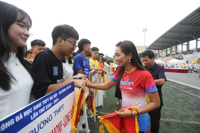 Đại sứ thương hiệu Number 1– Vũ Phương Thanh trao cờ lưu niệm cho các đội tham dự giải. Đại sứ thương hiệu Number 1– Vũ Phương Thanh trao cờ lưu niệm cho các đội tham dự giải.