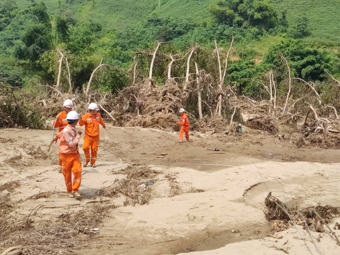 Hình ảnh những người thợ điện lăn xả nối lại từng đường dây, dựng lại từng cột điện, trở nên quen thuộc Hình ảnh những người thợ điện lăn xả nối lại từng đường dây, dựng lại từng cột điện, trở nên quen thuộc
