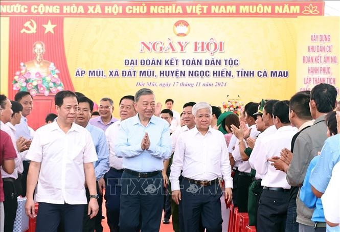 Tổng Bí thư Tô Lâm dự Ngày hội Đại đoàn kết toàn dân tộc tại ấp Mũi, xã Đất Mũi, huyện Ngọc Hiển, Cà Mau. Ảnh: Thống Nhất/TTXVN tongbithu-7398.jpg