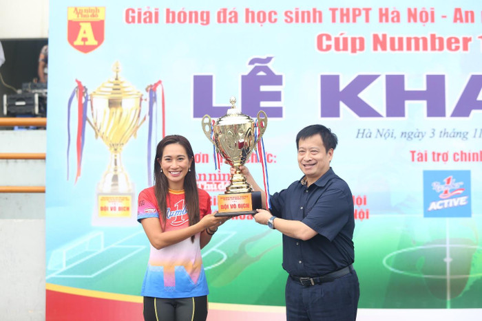 Đại sứ thương hiệu Number 1 cùng ông Nguyễn Thanh Bình - Trưởng Ban Biên tập An ninh Thủ đô - Trưởng Ban tổ chức giải nâng cúp vô địch tượng trưng. Đại sứ thương hiệu Number 1 cùng ông Nguyễn Thanh Bình - Trưởng Ban Biên tập An ninh Thủ đô - Trưởng Ban tổ chức giải nâng cúp vô địch tượng trưng.