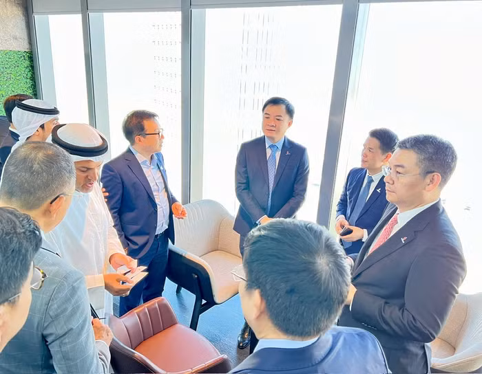 Lãnh đạo Petrovietnam và ADNOC trao đổi nội dung làm việc.