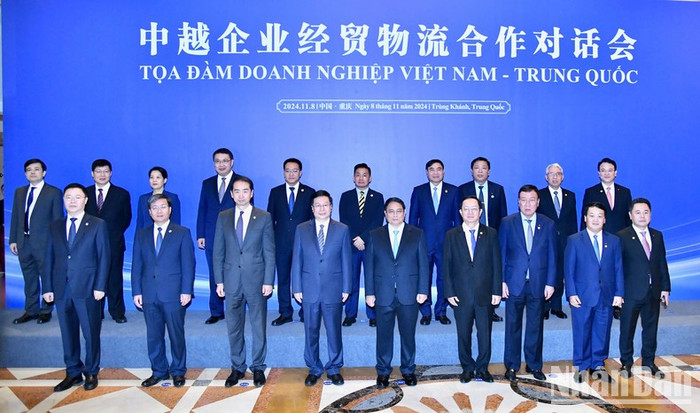 Thủ tướng Phạm Minh Chính với lãnh đạo các bộ, ban, ngành hai nước tham dự Tọa đàm. (Ảnh: Thanh Giang) Thủ tướng Phạm Minh Chính với lãnh đạo các bộ, ban, ngành hai nước tham dự Tọa đàm. (Ảnh: Thanh Giang)
