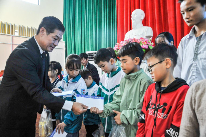 Tân Hiệp Phát trao 200 suất học bổng cho học sinh nghèo vượt khó tại tỉnh Hà Nam ngày 10/11 vừa qua. Tân Hiệp Phát trao 200 suất học bổng cho học sinh nghèo vượt khó tại tỉnh Hà Nam ngày 10/11 vừa qua.