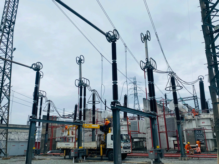 Nhân viên Trung tâm Dịch vụ kỹ thuật 4 công tác tại MBA AT1 tại trạm 500kV Tân Định. Nhân viên Trung tâm Dịch vụ kỹ thuật 4 công tác tại MBA AT1 tại trạm 500kV Tân Định.