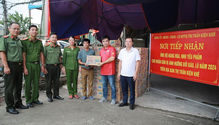 Những sản phẩm của Tân Hiệp Phát xuất hiện giữa tâm bão Yagi tiếp năng lượng cho người dân miền Bắc vượt qua khó khăn. Những sản phẩm của Tân Hiệp Phát xuất hiện giữa tâm bão Yagi tiếp năng lượng cho người dân miền Bắc vượt qua khó khăn.