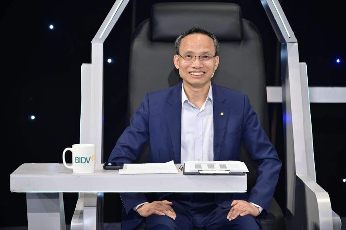 Tiến sĩ Cấn Văn Lực là đại diện của BIDV ngồi ở vị trí Ban giám khảo của giải đấu The Moneyverse (Vũ trụ Đồng tiền) Tiến sĩ Cấn Văn Lực là đại diện của BIDV ngồi ở vị trí Ban giám khảo của giải đấu The Moneyverse (Vũ trụ Đồng tiền)