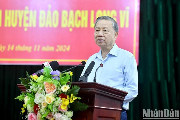 Tổng Bí thư nói chuyện, động viên nhân dân và cán bộ huyện đảo Bạch Long Vĩ. Tổng Bí thư nói chuyện, động viên nhân dân và cán bộ huyện đảo Bạch Long Vĩ.