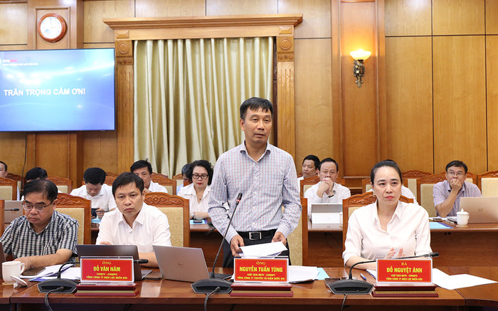 Ông Nguyễn Tuấn Tùng – Chủ tịch Hội đồng thành viên EVNNPT báo cáo tại buổi làm việc. Ông Nguyễn Tuấn Tùng – Chủ tịch Hội đồng thành viên EVNNPT báo cáo tại buổi làm việc.