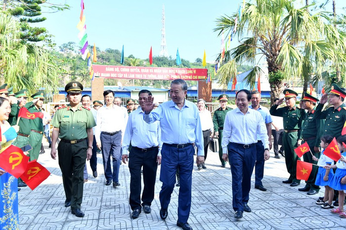 Tổng Bí thư Tô Lâm thăm, làm việc tại huyện đảo Bạch Long Vĩ. Tổng Bí thư Tô Lâm thăm, làm việc tại huyện đảo Bạch Long Vĩ.