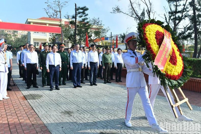 Tổng Bí thư Tô Lâm với các đại biểu dâng hoa tại Đài tưởng niệm các Anh hùng, Liệt sĩ huyện đảo Bạch Long Vĩ. Tổng Bí thư Tô Lâm với các đại biểu dâng hoa tại Đài tưởng niệm các Anh hùng, Liệt sĩ huyện đảo Bạch Long Vĩ.