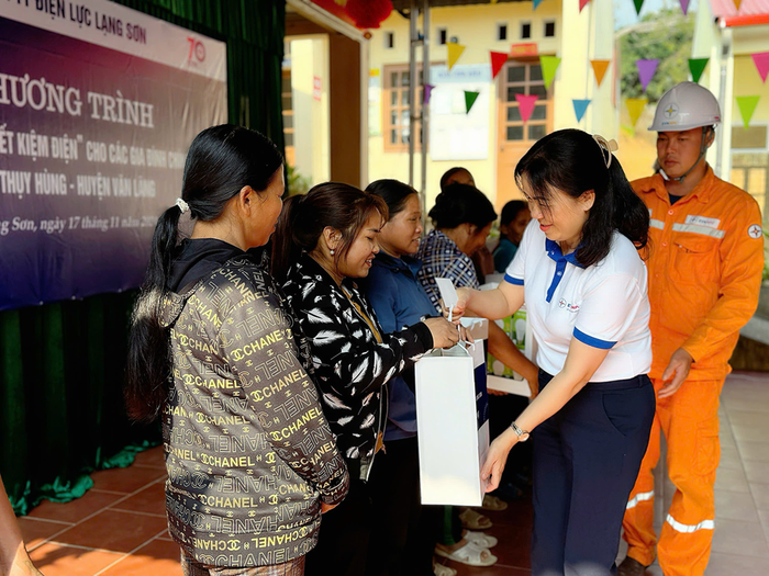 Bà Phạm Hồng Hà – Kế toán trưởng, Trưởng Ban nữ công Công ty Điện lực Lạng Sơn trao tặng bóng đèn cho đại diện các gia đình nghèo, gia đình chính sách xã Thụy Hùng, huyện Văn Lãng.