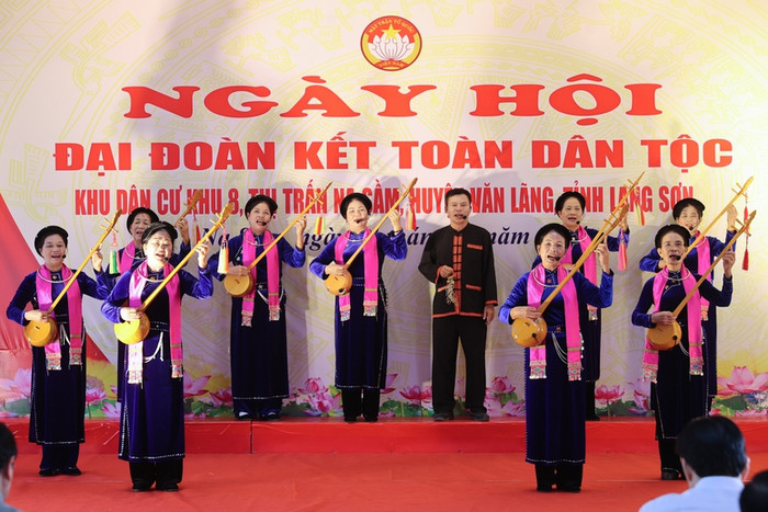 Bà con khu dân cư 8, thị trấn Na Sầm biểu diễn đàn tính trong Ngày hội. Ảnh: VGP/Nhật Bắc Bà con khu dân cư 8, thị trấn Na Sầm biểu diễn đàn tính trong Ngày hội. Ảnh: VGP/Nhật Bắc