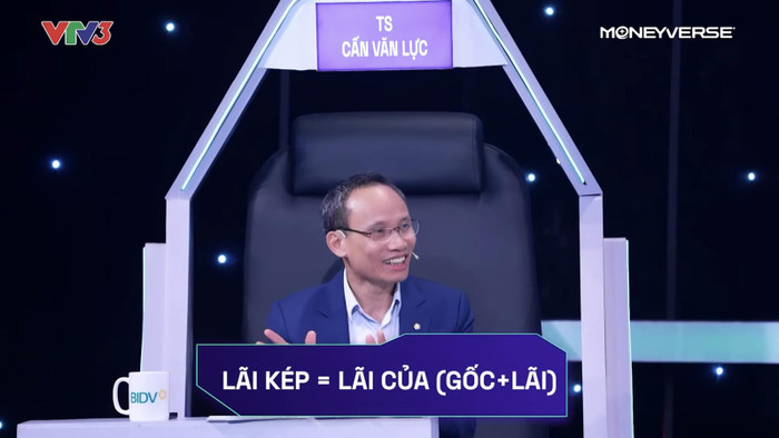 Tiến sĩ Cấn Văn Lực giải thích thêm về khái niệm lãi kép trong chương trình. Tiến sĩ Cấn Văn Lực giải thích thêm về khái niệm lãi kép trong chương trình.