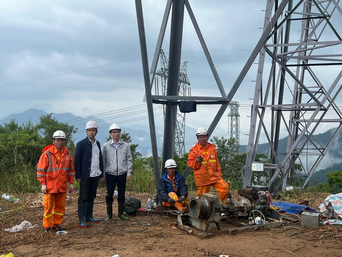 Ông Nguyễn Duy Dũng – Phó Giám đốc PTC2 kiểm tra, chỉ đạo công tác sửa chữa chữa thay dây cáp quang và dây dẫn trên đèo Hải Vân. Ông Nguyễn Duy Dũng – Phó Giám đốc PTC2 kiểm tra, chỉ đạo công tác sửa chữa chữa thay dây cáp quang và dây dẫn trên đèo Hải Vân.