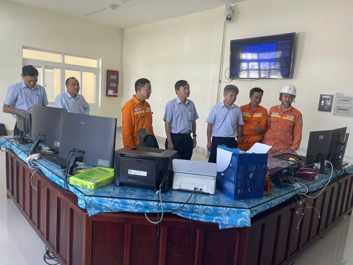 Ông Lê Đình Chiến – Bí thư Đảng ủy, Giám đốc PTC2 kiểm tra tình hình vận hành tại Tổ Thao tác lưu động Quảng Ngãi. Ông Lê Đình Chiến – Bí thư Đảng ủy, Giám đốc PTC2 kiểm tra tình hình vận hành tại Tổ Thao tác lưu động Quảng Ngãi.