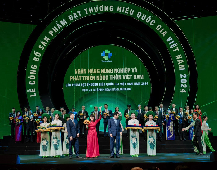 Đây là năm thứ 4 liên tiếp Agribank được vinh danh Thương hiệu Quốc gia Việt Nam. Agribank THQG 2024.jpg