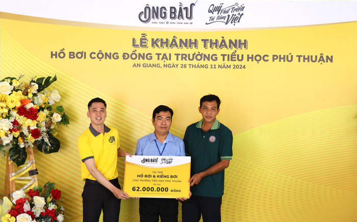 Đại diện Quỹ Phát triển Tài năng Việt trao tài trợ cho Trường Tiểu học Phú Thuận.JPG