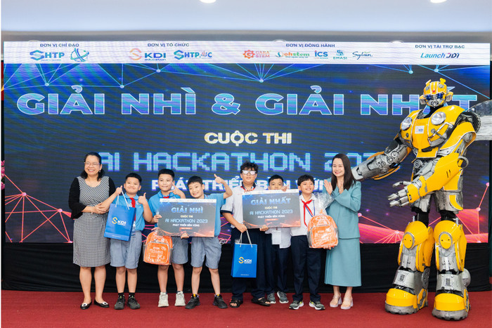 Các học sinh xuất sắc đạt giải tại AI Hackathon 2023. Cuộc thi do KDI Education phối hợp cùng Sở Khoa học và Công nghệ Thành phố Hồ Chí Minh tổ chức. Anh 3.jpg