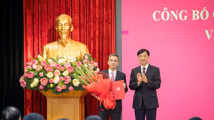 Đồng chí Nguyễn Duy Ngọc trao Quyết định và chúc mừng tân Phó Chánh Văn phòng Trung ương Đảng Võ Thành Hưng. (Ảnh: Sơn Tùng)