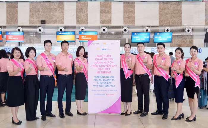 Ảnh 3-Vietnam Airlines cũng đã đồng hành cùng UN Women tổ chức chuyến bay màu hồng HeForShe mang thông điệp “Vì những người phụ nữ quanh ta.JPG