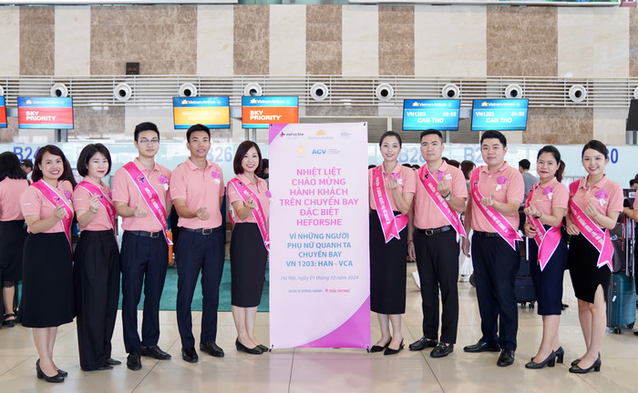 Vietnam Airlines cũng đã đồng hành cùng UN Women tổ chức chuyến bay màu hồng HeForShe mang thông điệp “Vì những người phụ nữ quanh ta". Ảnh 3-Vietnam Airlines cũng đã đồng hành cùng UN Women tổ chức chuyến bay màu hồng HeForShe mang thông điệp “Vì những người phụ nữ quanh ta.JPG