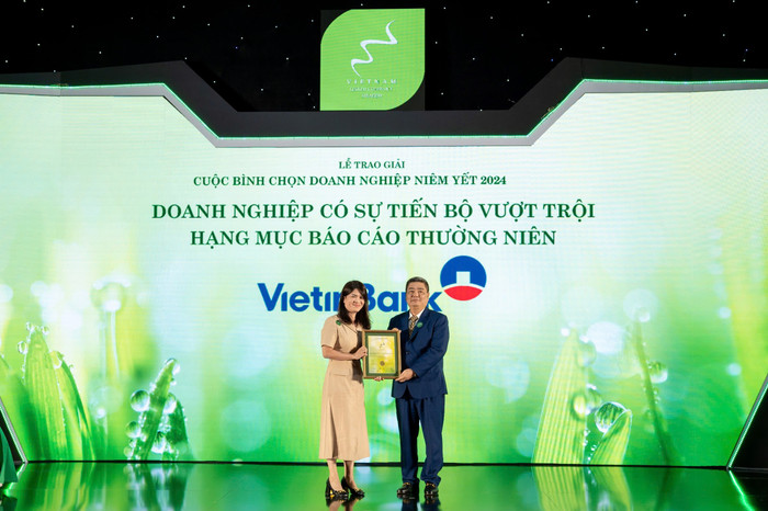 Bà Phạm Thị Thanh Hoài – Thành viên Hội đồng quản trị VietinBank nhận 2 giải thưởng “Top 10 Báo cáo thường niên tốt nhất nhóm ngành Tài chính” và “Tiến bộ vượt trội dành cho Báo cáo thường niên”. Giai tien bo vuot troi.JPG