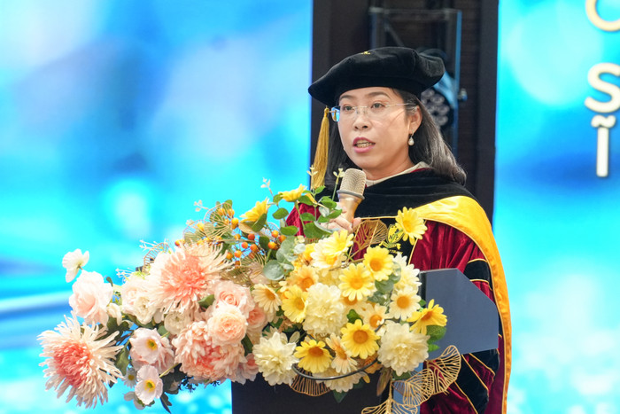 Tiến sĩ Trần Ái Cầm - Hiệu trưởng nhà trường cho biết, những tân bác sĩ là minh chứng rõ nét nhất để hiện thực hóa sứ mạng của NTTU trong việc góp phần đào tạo và cung ứng nguồn nhân lực chất lượng cao. TS. Trần Ái Cầm - Hiệu trưởng nhà trường cho biết, những Tân BS là minh chứng rõ nét nhất để hiện thực hóa sứ mạng của NTTU trong việc góp phần đào tạo và cung ứng NNL CLC.jpg