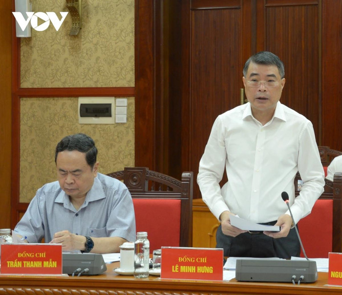 Trưởng Ban Tổ chức Trung ương Lê Minh Hưng báo cáo tại phiên họp. Trưởng Ban Tổ chức Trung ương Lê Minh Hưng báo cáo tại phiên họp.