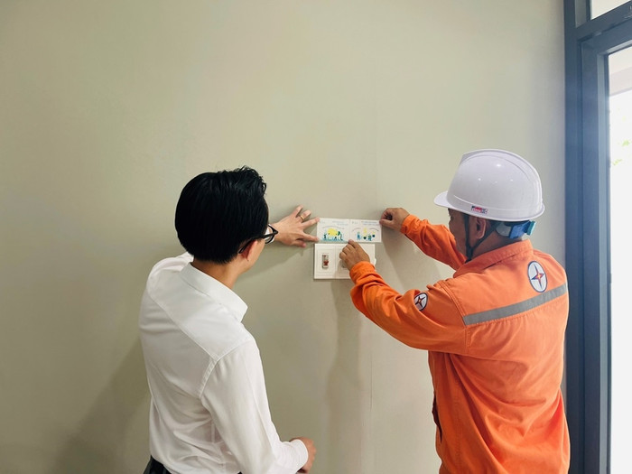 Dán nhãn tiết kiệm năng lượng tại các doanh nghiệp. Dán nhãn tiết kiệm năng lượng tại các doanh nghiệp.