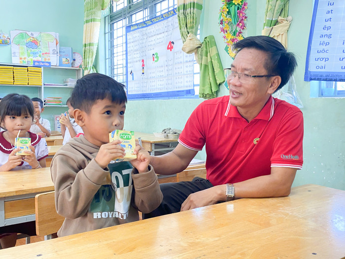 Không chỉ dừng lại ở việc cung cấp dinh dưỡng, chương trình còn lan tỏa kiến thức về môi trường, văn hóa đọc đến các em thông qua những hoạt động ngoại khóa. a.jpg