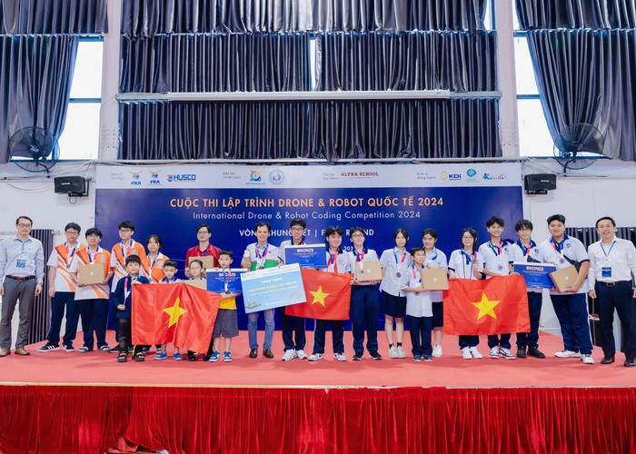 Sau cuộc tranh tài gay cấn, các đội thi thuộc hạng mục đồng đội vui mừng nhận giải cùng giấy chứng nhận từ Ban tổ chức.