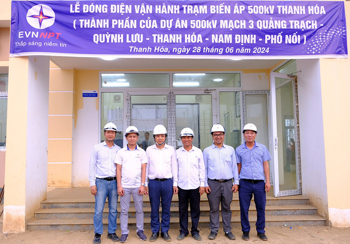 Lãnh đạo EVNNPT cùng các kỹ sư thuộc các Ban chuyên môn của EVNNPT tham gia tăng cường cho Dự án Trạm biến áp 500kV Thanh Hóa chụp ảnh lưu niệm sau khi Dự án đóng điện thành công.