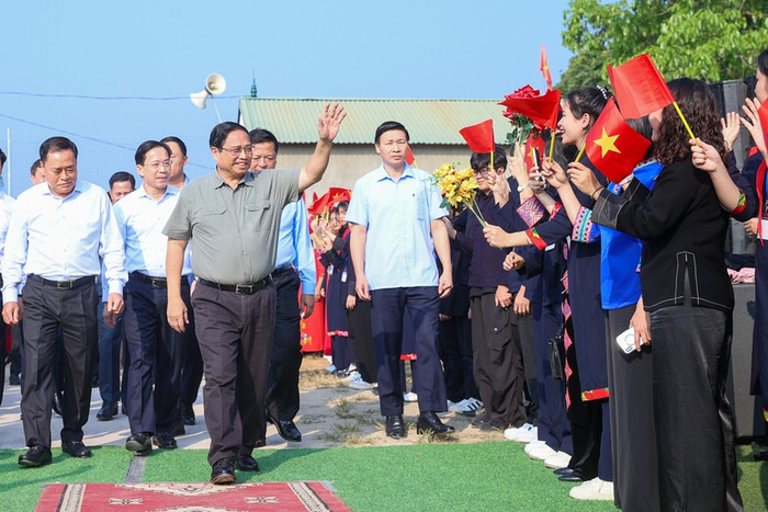 Bà con các dân tộc trên địa bàn khu dân cư 8, thị trấn Na Sầm, huyện Văn Lãng, tỉnh Lạng Sơn nhiệt liệt chào mừng Thủ tướng Phạm Minh Chính và các đại biểu tới dự Ngày hội Đại đoàn kết toàn dân tộc năm 2024. Ảnh: VGP/Nhật Bắc Bà con các dân tộc trên địa bàn khu dân cư 8, thị trấn Na Sầm, huyện Văn Lãng, tỉnh Lạng Sơn nhiệt liệt chào mừng Thủ tướng Phạm Minh Chính và các đại biểu tới dự Ngày hội Đại đoàn kết toàn dân tộc năm 2024. Ảnh: VGP/Nhật Bắc