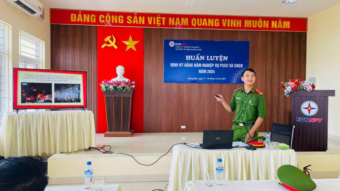 Thiếu tá Hồ Ngọc An – Cán bộ phòng Cảnh sát phòng cháy chữa cháy và cứu nạn cứu hộ Công an tỉnh Quảng Nam hướng dẫn các nội dung tại khóa huấn luyện. Thiếu tá Hồ Ngọc An – Cán bộ phòng Cảnh sát phòng cháy chữa cháy và cứu nạn cứu hộ Công an tỉnh Quảng Nam hướng dẫn các nội dung tại khóa huấn luyện.