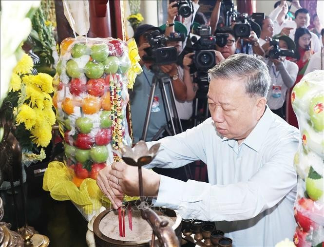 Tổng Bí thư Tô Lâm dâng hương, hoa tại Đền thờ Quốc tổ Lạc Long Quân. Ảnh: Thống Nhất/TTXVN Tổng Bí thư Tô Lâm dâng hương, hoa tại Đền thờ Quốc tổ Lạc Long Quân. Ảnh: Thống Nhất/TTXVN