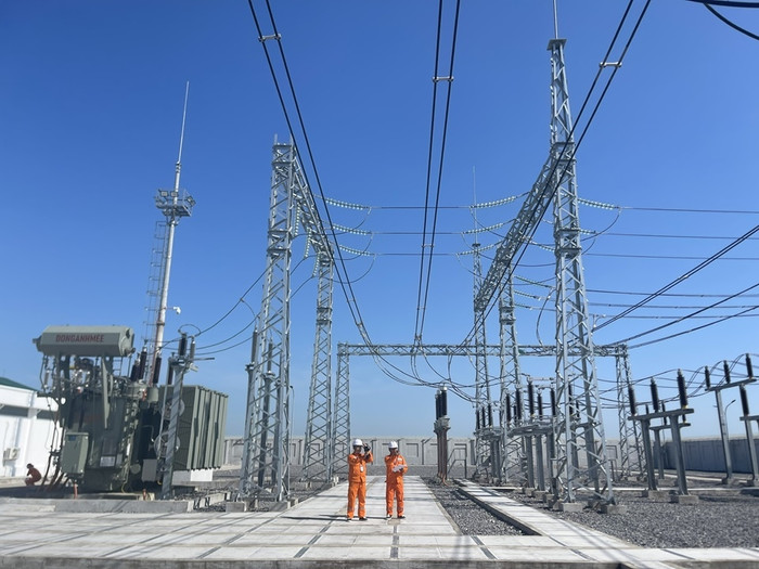 Kiểm tra thiết bị bằng máy bắn nhiệt tại trạm 110 kV Yên Khánh. Kiểm tra thiết bị bằng máy bắn nhiệt tại trạm 110 kV Yên Khánh.