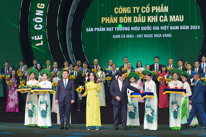 Công ty Cổ phần Phân bón Dầu khí Cà Mau với sản phẩm Đạm Cà Mau - Hạt ngọc mùa vàng được vinh danh Thương hiệu Quốc gia năm 2024. Công ty Cổ phần Phân bón Dầu khí Cà Mau với sản phẩm Đạm Cà Mau - Hạt ngọc mùa vàng được vinh danh Thương hiệu Quốc gia năm 2024.