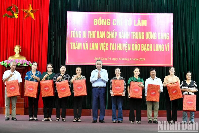 Tổng Bí thư trao quà tặng nhân dân huyện đảo Bạch Long Vĩ. Tổng Bí thư trao quà tặng nhân dân huyện đảo Bạch Long Vĩ.