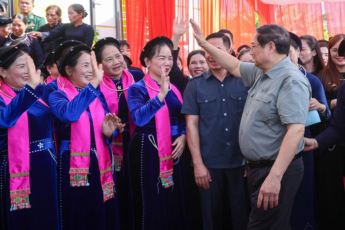 Thủ tướng trò chuyện với bà con sau tiết mục biểu diễn đàn tính trong Ngày hội. Ảnh: VGP/Nhật Bắc Thủ tướng trò chuyện với bà con sau tiết mục biểu diễn đàn tính trong Ngày hội. Ảnh: VGP/Nhật Bắc