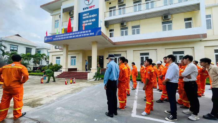 Thực hành công tác phòng cháy chữa cháy. Thực hành công tác phòng cháy chữa cháy.
