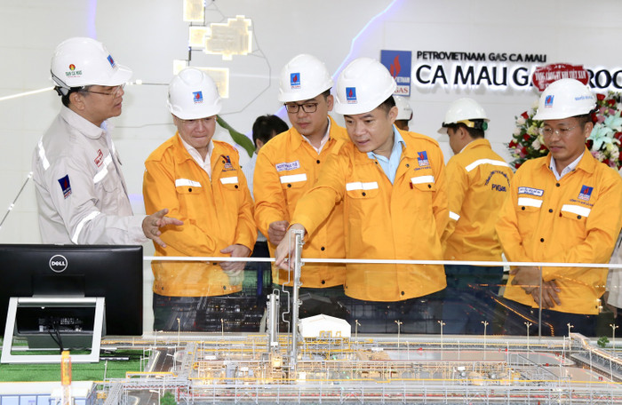Tổng Giám đốc Petrovietnam Lê Ngọc Sơn trao đổi tại mô hình Nhà máy Xử lý khí Cà Mau. A4-3.jpg