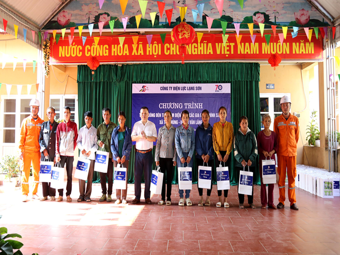 Ông Trần Tuấn Khanh – Chủ tịch Công đoàn Công ty Điện lực Lạng Sơn trao tặng bóng đèn tiết kiệm điện cho đại diện các gia đình nghèo, gia đình Chính sách