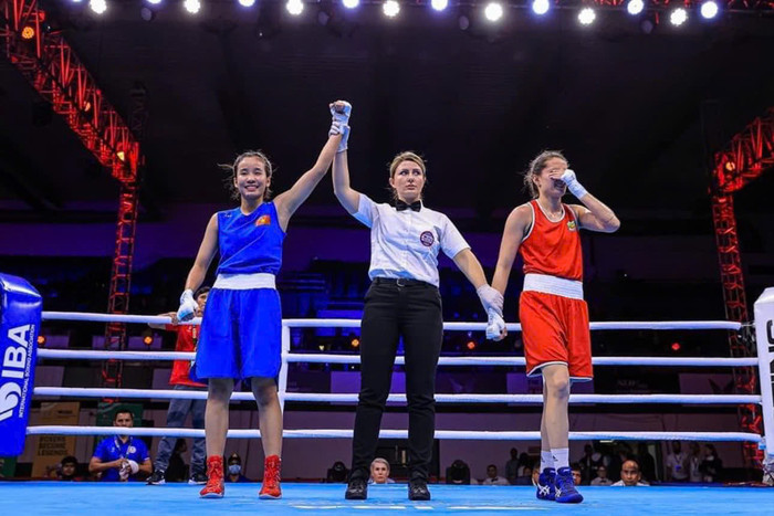 Ngọc Trân giành chiến thắng trong một trận đấu trước võ sĩ người Hungary tại Giải vô địch thế giới năm 2023 tại Ấn Độ.jpg