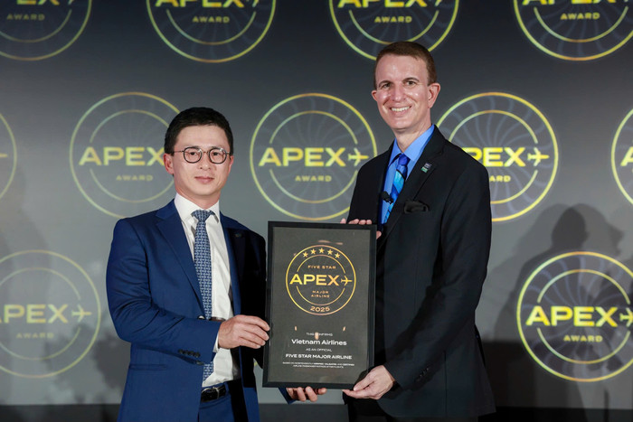 1- Ông Hà Minh Quang - Trưởng chi nhánh Vietnam Airlines tại Mỹ đại diện nhận danh hiệu từ APEX.jpg