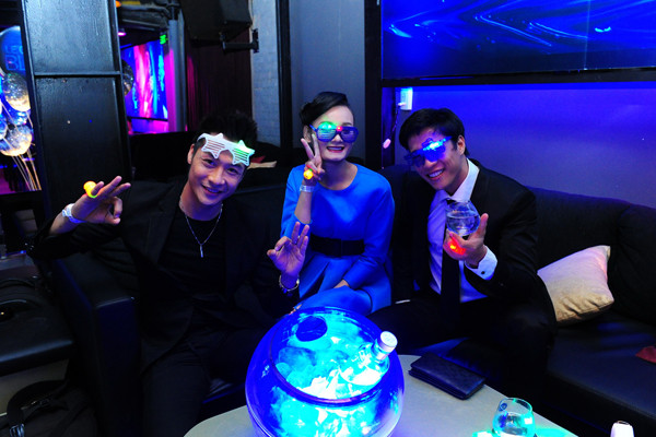 Bộ ba tinh nghịch trong sự kiện với những chiếc kính độc đáo. Bộ ba tinh nghịch trong sự kiện với những chiếc kính độc đáo.