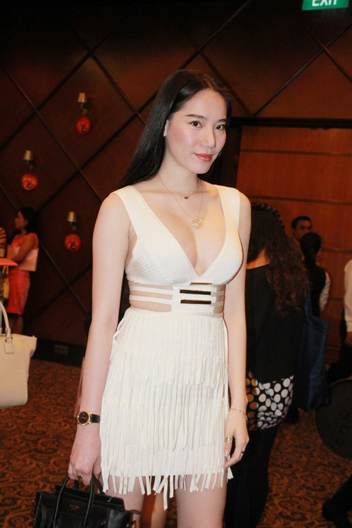 Cô tự tin trước ống kính. Cô tự tin trước ống kính.