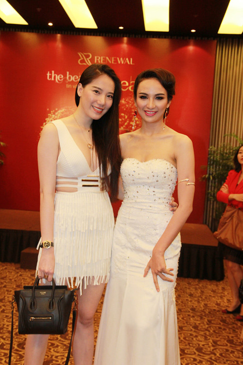 Chung Thục Quyên mặc chiếc váy trắng khá gợi cảm. Chung Thục Quyên mặc chiếc váy trắng khá gợi cảm.