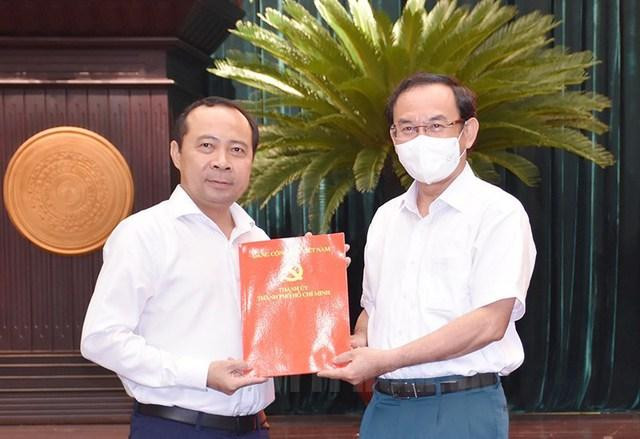 Đồng chí Nguyễn Văn Nên trao quyết định cho đồng chí Vũ Hải Quân. Đồng chí Nguyễn Văn Nên trao quyết định cho đồng chí Vũ Hải Quân.